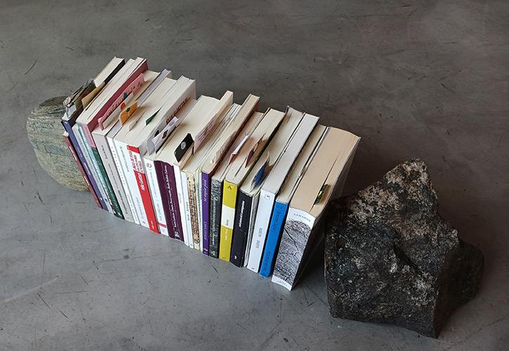 Lucas Di Pascuale. Subrayados. Serie Asterisca de “sentidos”, 2020-2024. Libros y textos que contiene párrafos sobre “sentidos”. Sostenidos entre dos piedras. Medidas variables