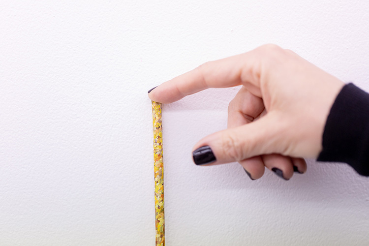 Lucas Di Pascuale. Junco amarillo. Serie Pintura microscopio, 2024. Témpera sobre junco. 125 x 1 x 1,4 cm