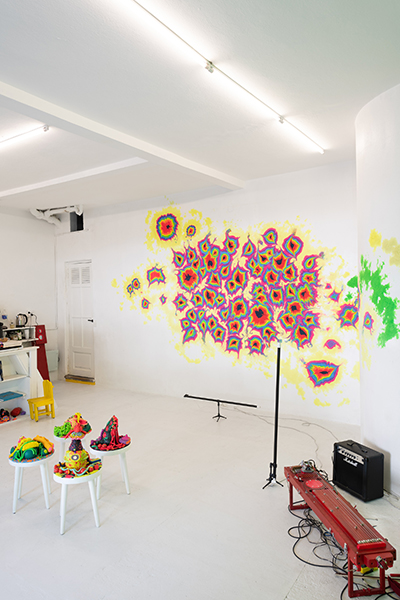 Mauro Koliva. Sin titulo. 2023. Intervención en plastilina. Vista parcial sala. Medidas variables.