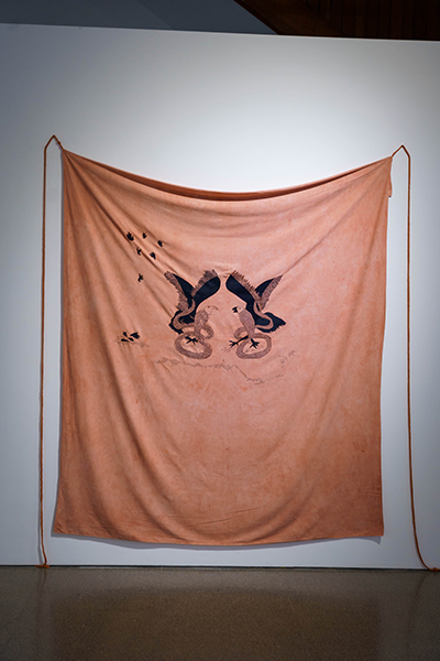 Daniela Arnaudo. Detrás de los párpados. 2020/21. Bordado a mano con hilos de algodón,sobre sábana antigua, teñida artesanalmente con ferrite rojo.