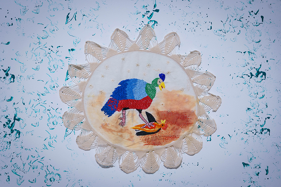 Daniela Arnaudo. Posturas (serie). 2019/20 Bordados a mano con hilos de algodón, sublimado artesanal sobre carpetas y pañuelos antiguos.