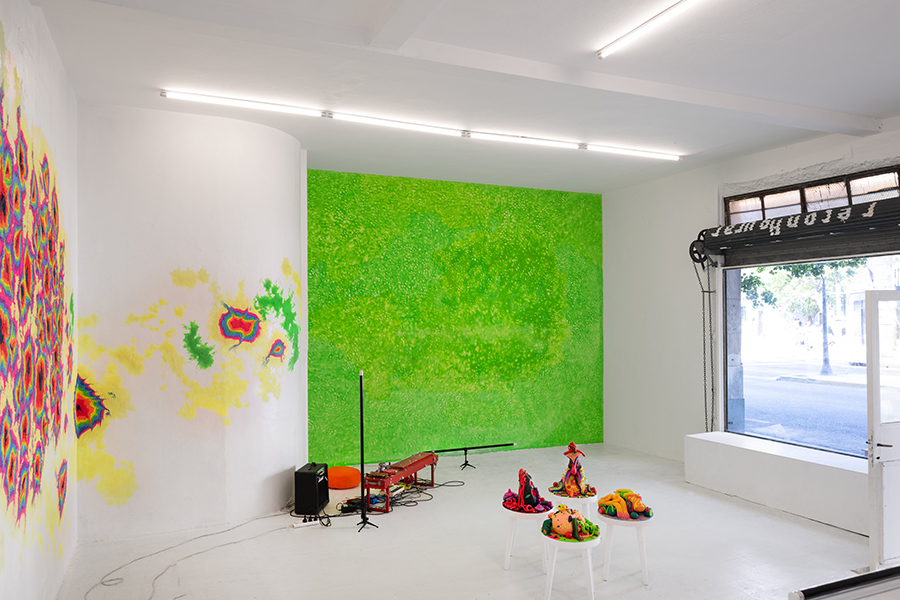 Mauro Koliva. Sin titulo. 2023. Intervención en plastilina. Vista parcial sala. Medidas variables.