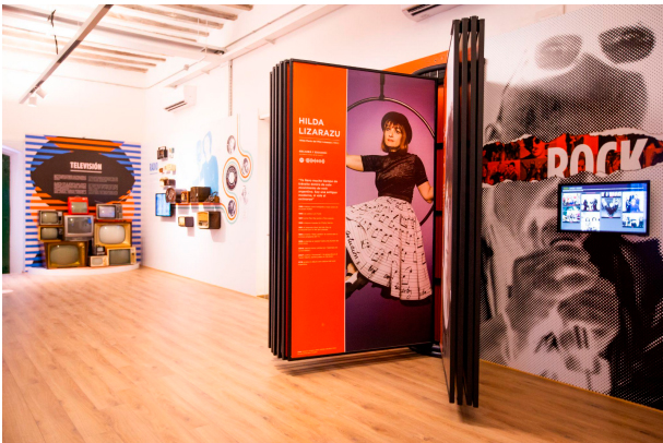 Vista sala PA de la exposición patrimonial del BAM dedicada a temas radio, televisión, fotografía, personalidades del rock, contracultura, diseño y deporte en la ciudad.