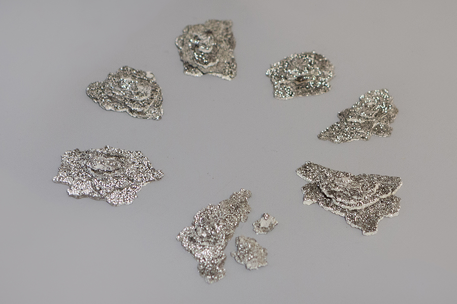 Cecilia Soldano_Diamantes cotidianos, de la serie Crómlechs, objeto encontrado e intervenido, medidas variables, 2022 -