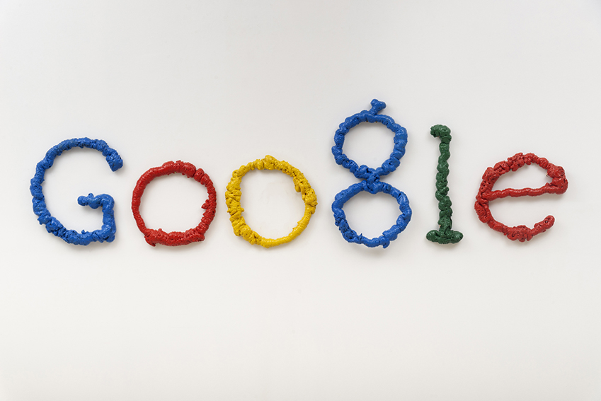 Bianchi, Diego. Google, 2007. Instalación en poliuretano, 75 x 270 x 8 cm.