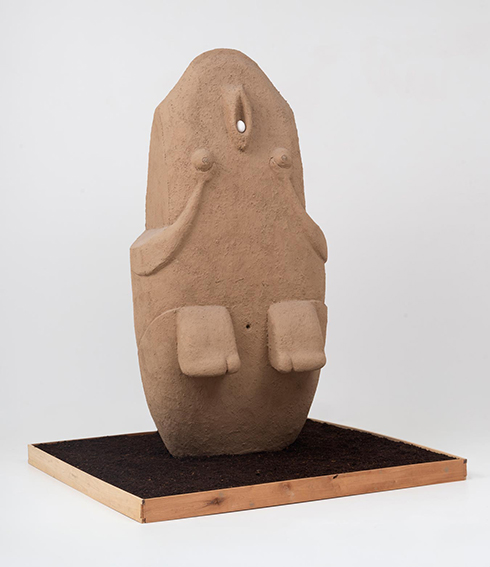 Chaile, Gabriel. Irene, 2016. Escultura en adobe, madera, tierra y bronce, 200 x 160 X 160 cm.