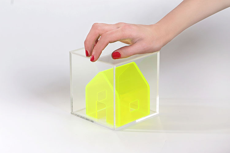 CASITA FLUOR, MI HOGAR SON LA LÍNEAS DE MI MANO. - Fabiana Barreda - Acrílico fluo maqueta - 11 x 11 x 11 cm - 2004