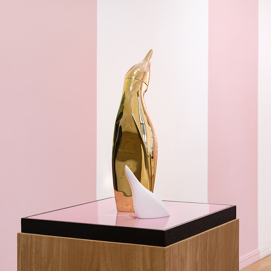 Verónica Romano, Cisne de dos cabezas (2024), escultura de bronce pulido y esmaltado - Tramo Galería