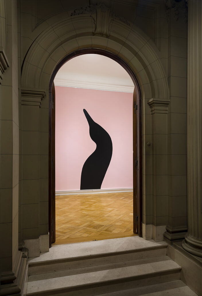 Verónica Romano, Cisne sombra (2024), pintura sobre pared - Tramo Galería