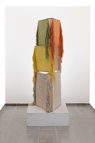 1.-Totem-de-telares.-Instalación-textil.-Hilo-de-algodón-sobre-bastidor-de-pino-y-clavos.-Dimensiones-con-base-200-x-80-x-100-cm