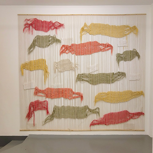 5.-Relectura.-Instalación-textil.-Piezas-tejidas-y-bordados-en-papel-de-arroz-sobre-urdimbre-de-hilo-de-algodón