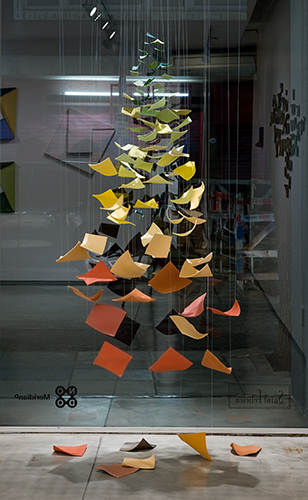 Devenir estacional _ Instalación colgante de 92 piezas cerámicas. Pasta refractaria chamotada con engobe, Medidas variables, Superficie 230 x90 x 50 cm, 2026 - OTTO Galería