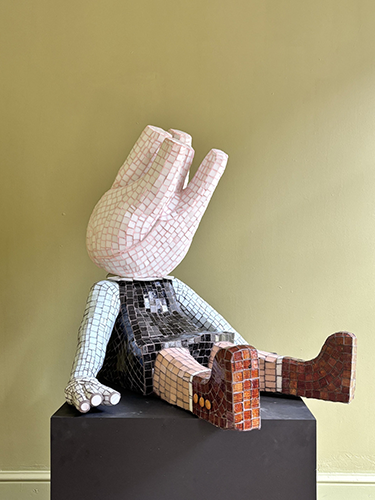 La Niña Hinojo - Mosaico Veneciano, Nácar, Cuero, Vajilla, Pañolenci sobre telgopor y hierro. - 77 x 75 x 80 cm - 2025 - The White Lodge