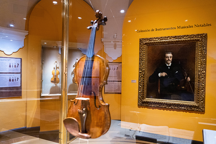 Sala Instrumentos musicales notables coleccion MIFB - Juan Ignacio Holder Klein