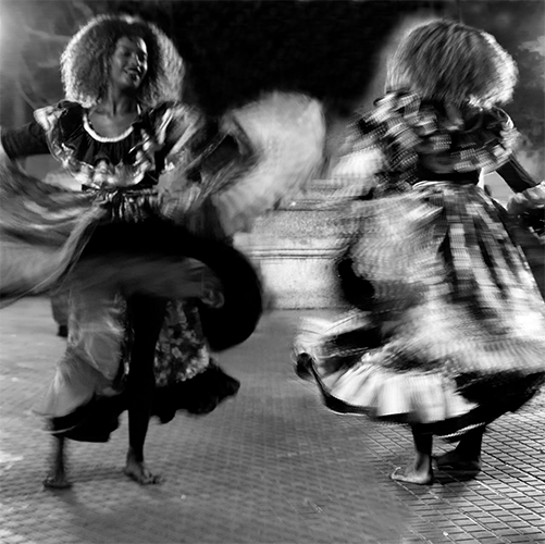 Mónica Vila - Baile en la Plaza - Fotografía - Digital - Toma directa - Larga exposición - 58 x 58 cm. - Impresión Fine Art - 2017